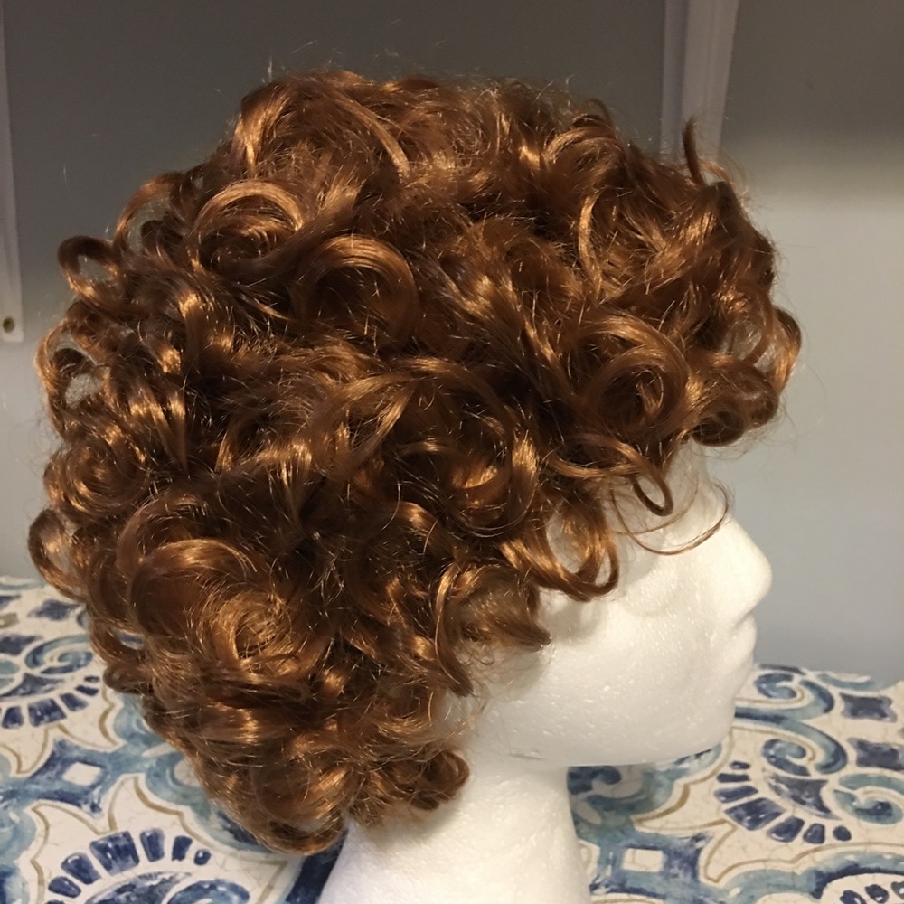 Short tight curly wig